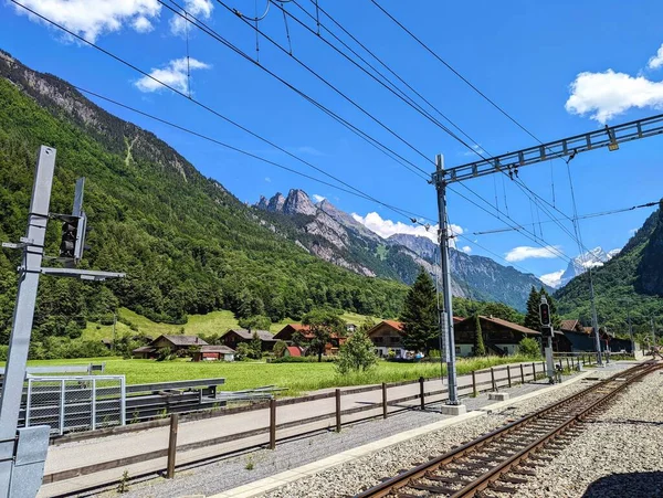 İsviçre dağlarında demiryolu