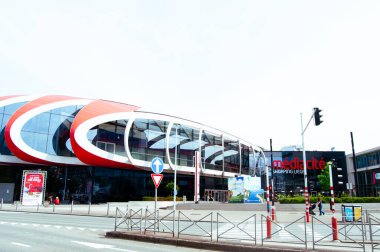 Liege, Belçika - 07-22-23: Lige 'deki Guillemins istasyonunda SNCB treni