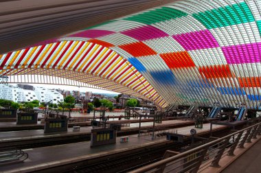 Liege, Belçika - 07-22-23: Lige 'deki Guillemins istasyonunda SNCB treni