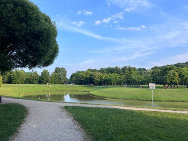 Kaunas Litvanya 'nın mavi gökyüzünde parkta güneşli bir gün. Yüksek kalite fotoğraf