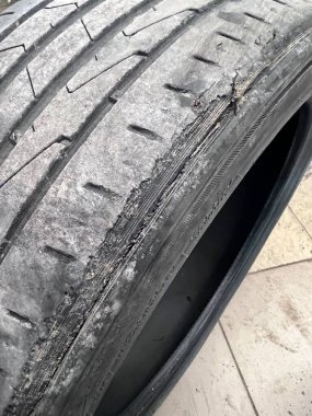 Arabanın lastiği patlamış. Büyük bir delik. Yüksek kalite fotoğraf