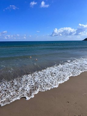 Gün batımında güzel bir deniz dalgası ve gökyüzü. Yüksek kalite fotoğraf
