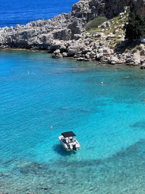 Lindos Akropolis ve Yunanistan 'ın Rodos adasındaki plaj panoramik manzarası. Yüksek kalite fotoğraf