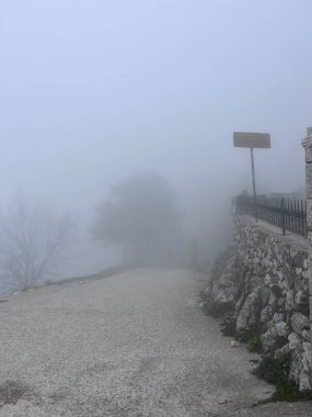 Sis dağları manzaralı Pantokrator Manastırı. Yüksek kalite fotoğraf