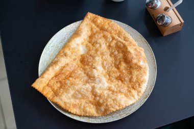 Kızarmış taze ev yapımı chebureki siyah masada akşam yemeği için hazır. Yüksek kalite fotoğraf