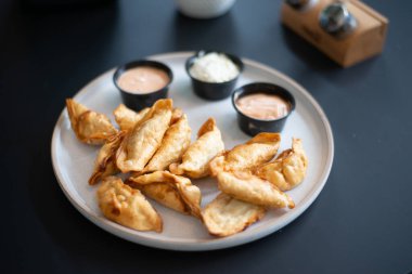 Siyah ızgarada kızarmış hamur köftesi. Yüksek kalite fotoğraf