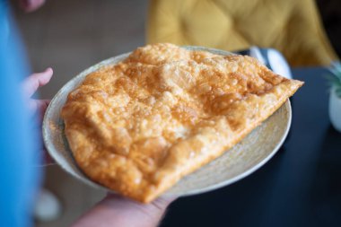 Bol yağda kızartılmış ev yapımı chebureki akşam yemeği için hazır. Yüksek kalite fotoğraf