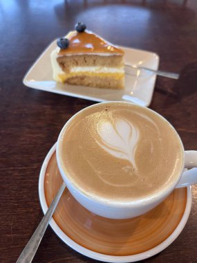 Kaunas 'ta sütlü kahve ve mangolu kek. Yüksek kalite fotoğraf