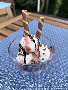 Lezzetli taze vanilyalı dondurma, Kaunas. Mavi. Yüksek kalite fotoğraf