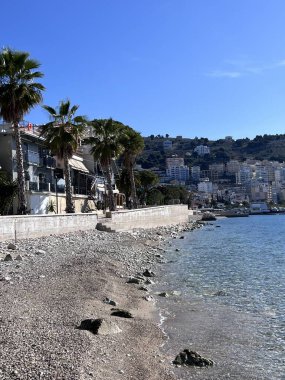 Sarande Arnavutluk şehri plaj manzaralı güneşli bir gün. Yüksek kalite fotoğraf