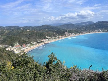 Timoni Beach Half Way View Point ve Paralia Agios Georgios plaj mavisi Corfu 'da. Yüksek kalite fotoğraf
