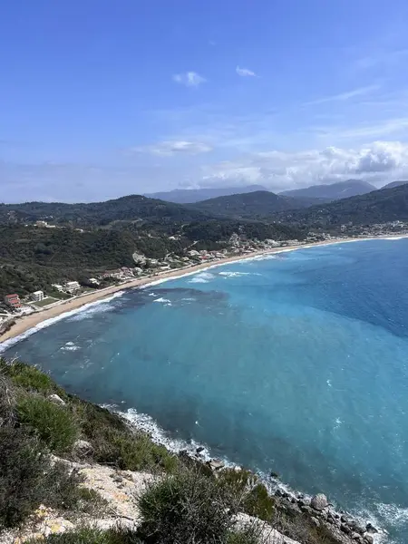 Пляж Тімоні Пойнт Видом Півдорозі Пляж Паралія Агіос Джорджіос Синій — стокове фото