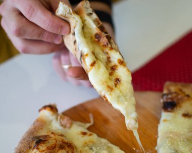 Sos tepesi sıcak pizza büyük peynir öğle veya akşam yemeği kabuk deniz ürünleri et dilim. dolmalık biber sebzeler lezzetli lezzetli lokanta ile İtalyan ahşap üzerinde geleneksel yönetim kurulu yan görünümünde tablo klasik