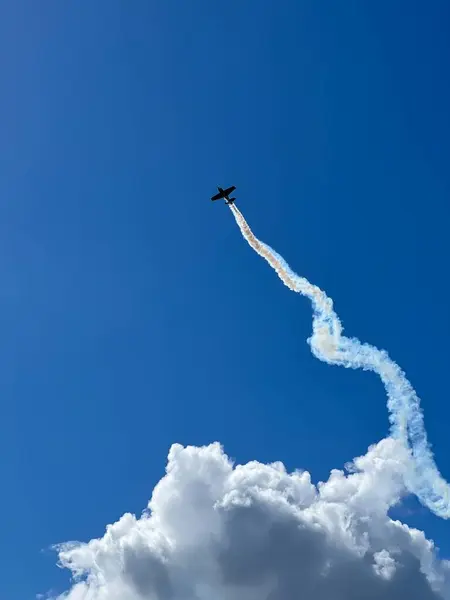Het Vliegtuig Vliegt Een Blauwe Lucht Litouwen Hoge Kwaliteit Foto — Stockfoto