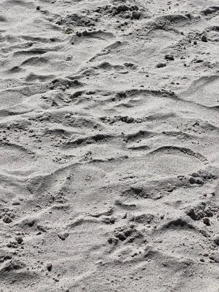 Cena Praia Minimalista Dois Conjuntos Pegadas Areia Foto Alta Qualidade — Fotografia de Stock