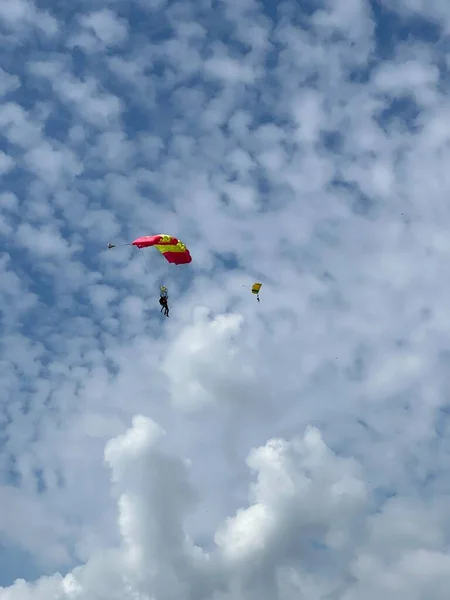 Skydiver Mic Baldachin Albastru Unei Parașute Fundal Cer Albastru Nori — Fotografie, imagine de stoc