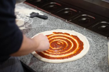 Gerçek İtalyan ev yapımı pizzaları hazırlayan eller Litvanya 'da. Yüksek kalite fotoğraf