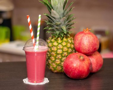 Portakal suyu. Renkli meyve suyu. Meyve ve sebze suyu, meyve ve sebze karışımından yapılır. Malzemeler elma, armut, havuç, ananas, domates, sıkılmış portakal. Bardakta servis edilir.