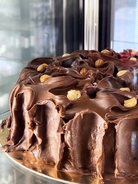 Kesilmiş çikolatalı pasta ve gri arka planda bıçak, yakın plan. Yüksek kalite fotoğraf