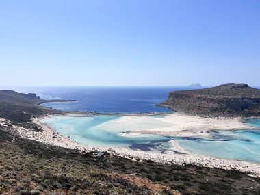 Yunanistan 'ın Girit adasındaki Balos gölü. Turistler Balos sahilinin berrak sularında rahatlar ve banyo yaparlar. Yüksek kalite fotoğraf