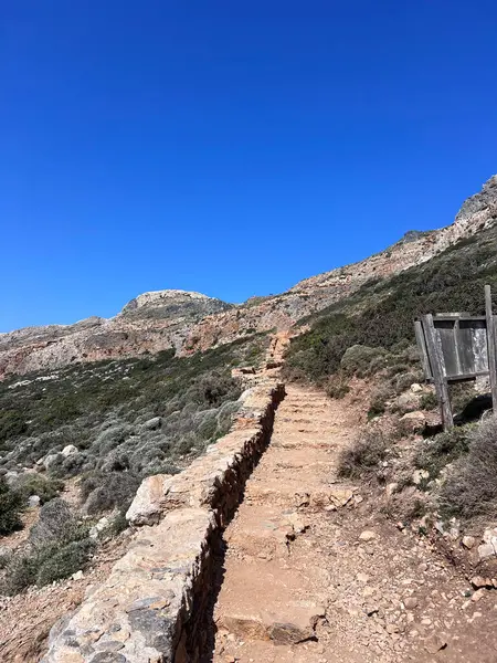 Girit adasındaki Girit Yunanistan, Balos gölü, Yunanistan. Turistler Balos Sahili 'nin berrak okyanusunda dinleniyorlar. Yunanistan 'da tatil yapan Asyalı bir kadın plajı ziyaret ediyor. Yüksek kalite fotoğraf