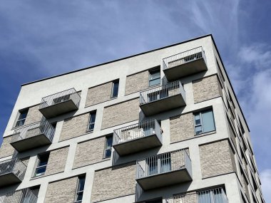 Modern ve yeni apartman. Çok katlı modern, yeni ve şık apartman daireleri. Yüksek kalite fotoğraf