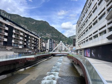 Gran Valira nehri, Andorra la Vella şehrinin içinden akar. Yüksek kalite fotoğraf