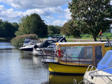 Gölün kenarındaki tekneler, Silute, Litvanya. Yüksek kalite fotoğraf