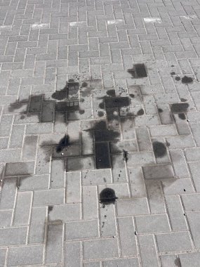 Araba motorundan sızıntı ya da sızıntı park yerindeki asfalt levhalara, bir araba servis merkezinde arabayı kontrol ve bakım, motor arızası. Yüksek kalite fotoğraf