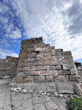 Resimli bir evi olan bir kerpiç ve taş duvar. Yüksek kalite fotoğraf