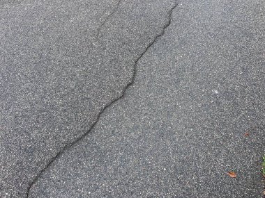 Kırık asfalt yol esprisi ortada hizada. Yüksek kalite fotoğraf