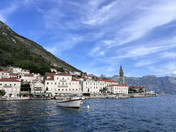 Perast, Karadağ 'ın güzel Kotor Körfezi, Adriyatik 2024' teki eski bir kasabadır. Göz kamaştırıcı dağ manzarası, muhteşem deniz manzarası. Romantik yaz seyahati. Yüksek kalite fotoğraf