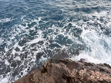 Hırvatistan 'ın Dubrovnik kentinde kayalık bir kıyıya okyanus dalgaları çarpıyor. Yüksek kalite fotoğraf