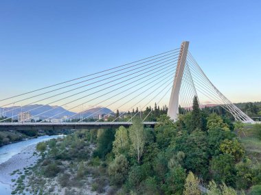 Milenyum Köprüsü, Karadağ 'ın Podgorica kentindeki Moraca Nehri boyunca uzanan bir kablo destekli köprü. Yüksek kalite fotoğraf