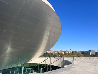 Bilim ve yenilikler müzesi Kaunas 'ın Nemunas adasında. Bilim adası adı verilen yeni müze manzarası. Yüksek kalite fotoğraf