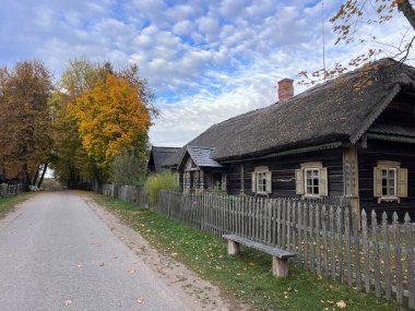 Kaunas 'taki Litvanya Etnografik Açık Hava Müzesi' nde çiftlik evi. Yüksek kalite fotoğraf