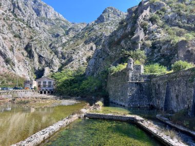 Kotor 'un tahkimatları, Karadağ' ın ortaçağ kenti Kotor 'u koruyan birleşik bir tarihi istihkam sistemi. Yüksek kalite fotoğraf