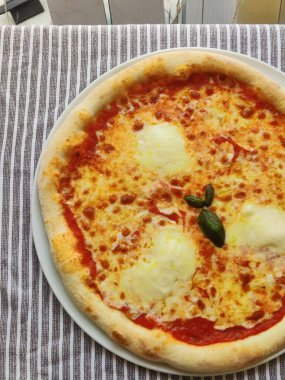 Beyaz arka planda lezzetli pizza. Yüksek kalite fotoğraf