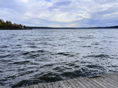 Batan güneşin ışınları gölün yüzeyinden yansıyarak güzel bir manzara yaratıyor. Yüksek kalite fotoğraf