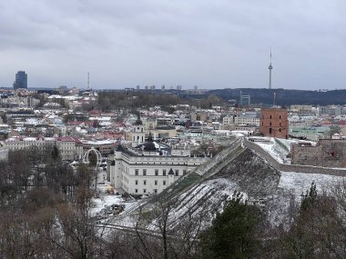 Kışın güzel Vilnius şehri manzarası. Karla kaplı evler, kiliseler ve sokaklar. Hava akşam manzarası. Litvanya, Vilnius 'taki kış şehri manzarası. Yüksek kalite fotoğraf