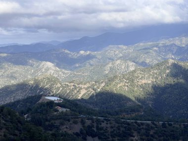 Kıbrıs Rum Kesimi 'nin Limasol İlçesi' ndeki bir yol manzarası. Yüksek kalite fotoğraf