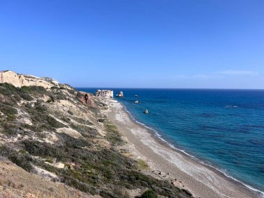 Kıbrıs kıyılarının turkuaz suları ve uçurumlarının panoramik manzarası. Sudan kıyıya hava fotoğrafçılığı. Aphrodite Stone Bölgesi Petra tou Romiou. Yüksek kalite fotoğraf