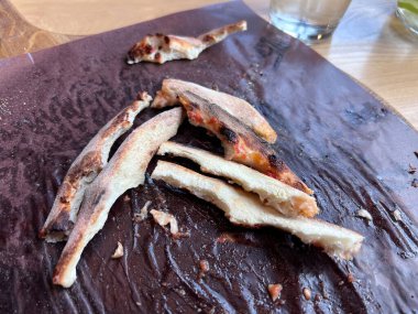 Pizza artıkları ve beyaz tabakta kullanılmış peçeteler. Yüksek kalite fotoğraf