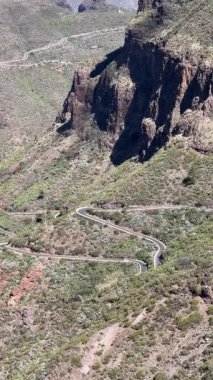 Dağlardaki sarmal zig zag yılan yolu. Tenerife Kanarya Adaları Avrupa. Yüksek kalite 4k görüntü