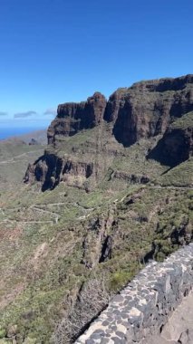 Kuzey Tenerife, Kanarya Adaları 'ndaki viraj yolunda. Yüksek kalite 4k görüntü