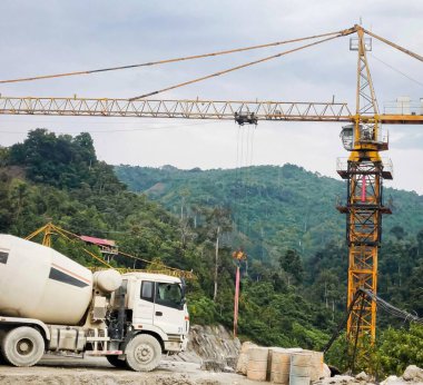 Beton vinç ve mikser kamyonu batı sumatra şantiyesinde çalışıyor..