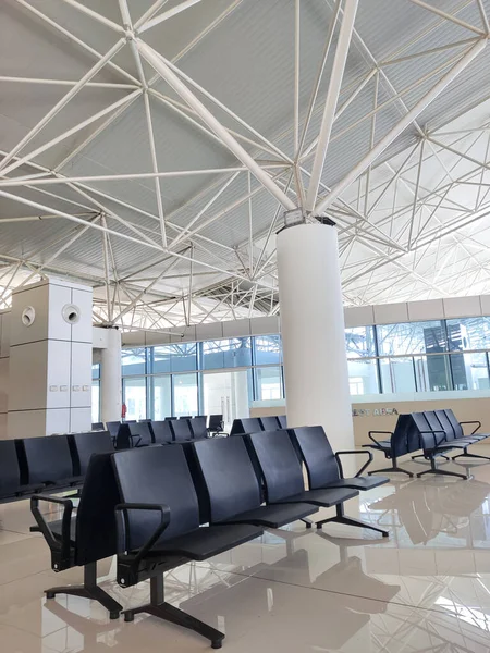 有座位和椅子的空机场候机楼内部 — 图库照片
