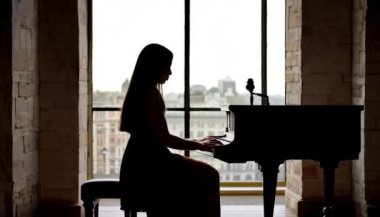 Piyano silueti çalan güzel bayan