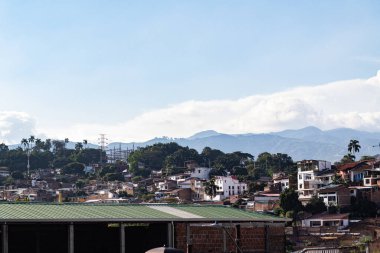 Cali dağları ve şehir manzarası