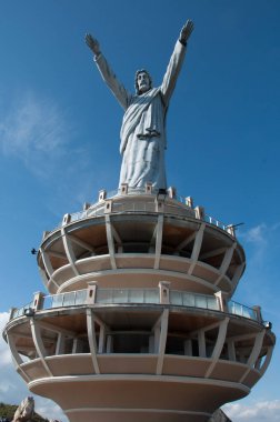 Makale, Tana Toraja, Endonezya 'daki Buntu Burake sahasındaki İsa Lütuf heykeli Güney Sulawesi' de bulunan Tana Toraja, Endonezya turizminin en önemli örneklerinden biridir. Bölge kültürü ve yerel gelenekleriyle ünlüdür. Özellikle Torajanlılar...